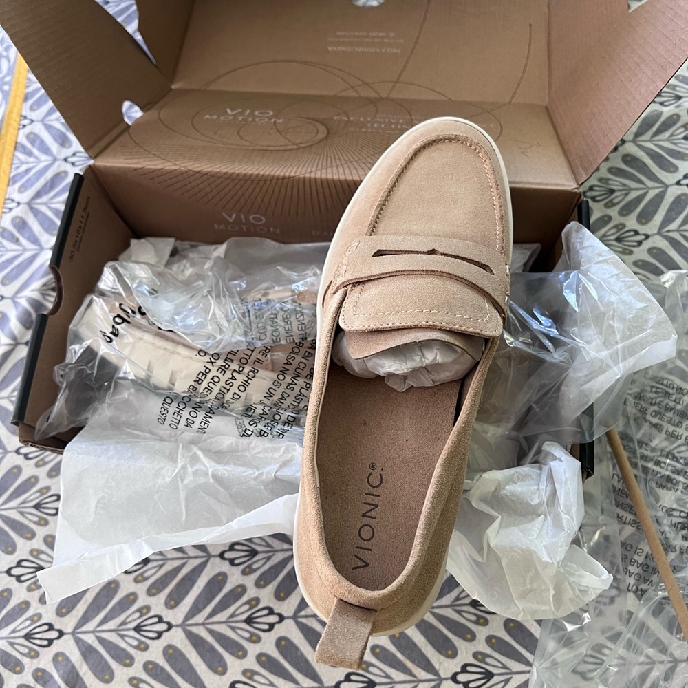 Vionic Women's Beige Loafers